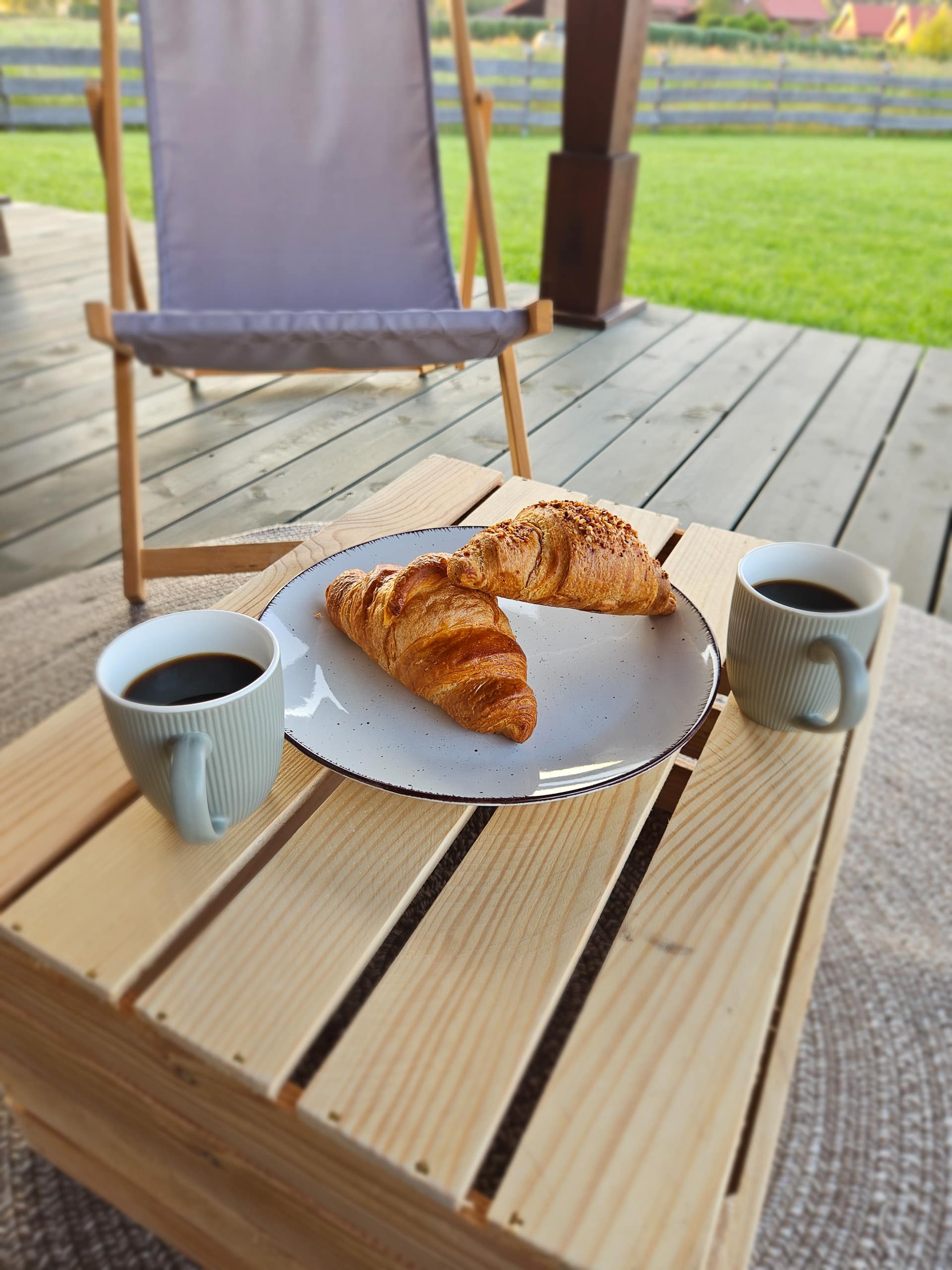Śniadanie na tarasie — croissanty i kawa